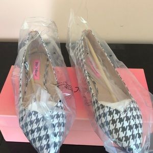 Betsy Johnson never worn herringbone flats Size 10